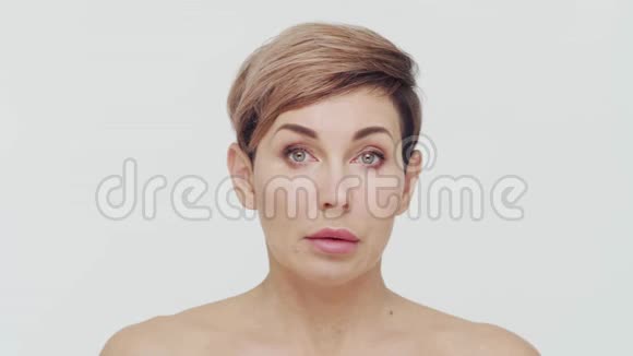 中年成熟女性的特写镜头成熟女士的肖像整形手术美容注射视频的预览图