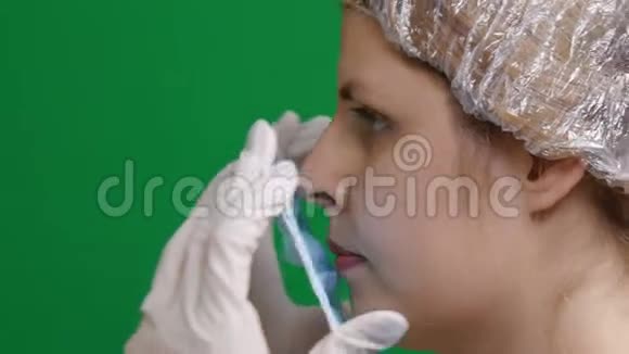 特写镜头女孩戴上防护医疗面罩和医疗制服在疫情病毒的恐慌中护士视频的预览图