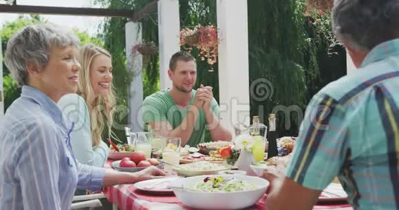 快乐的一家人一起在餐桌上吃饭视频的预览图