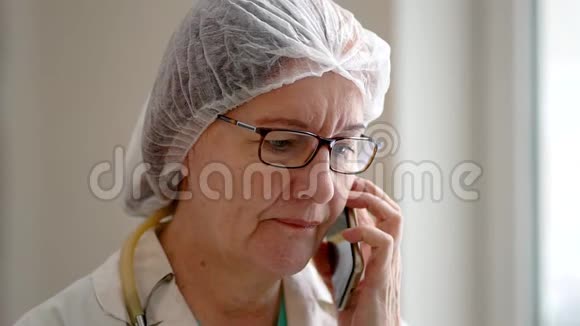 医生在医院用手机说话视频的预览图