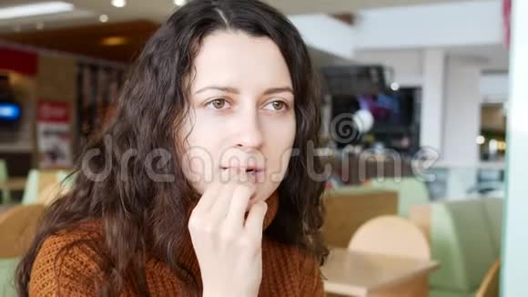 漂亮的年轻女人吃薯条垃圾食品概念视频的预览图