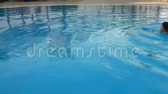 女性游泳在游泳池视频的预览图