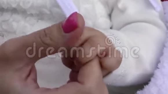 这孩子母亲的手视频的预览图