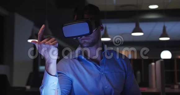 在现代办公室里使用VR头盔的商人视频的预览图
