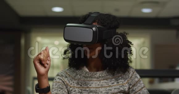 女商人在现代办公室里用VR头盔视频的预览图