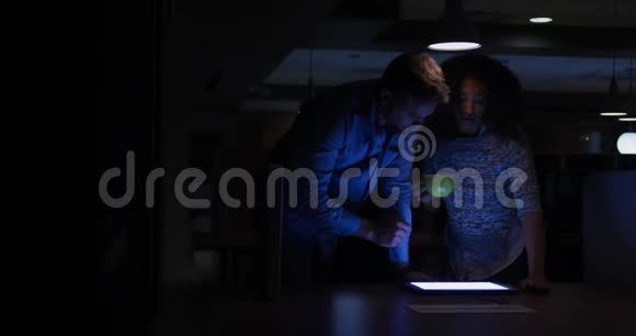 年轻的办公室管理人员在现代化的办公室里研究数字平板电脑视频的预览图