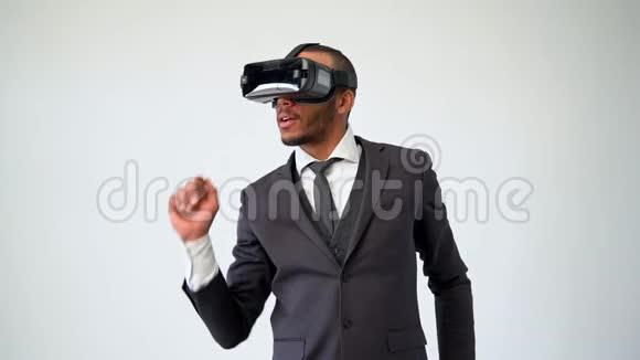 使用虚拟现实VR耳机的非裔美国人商人视频的预览图