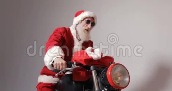 骑自行车的圣诞老人视频的预览图
