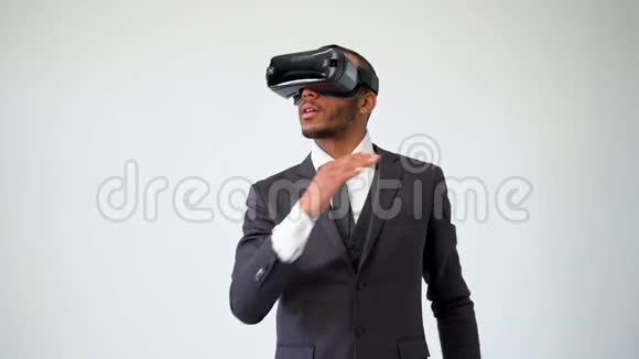 使用虚拟现实VR耳机的非裔美国人商人视频的预览图