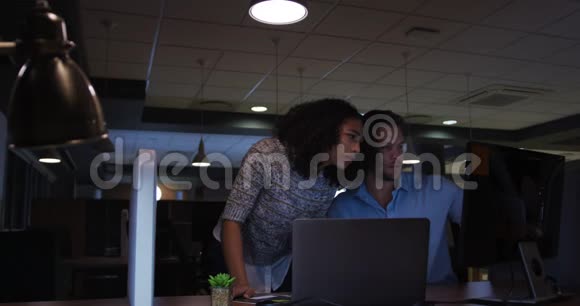 年轻的办公室管理人员在现代化的办公室里处理电脑视频的预览图