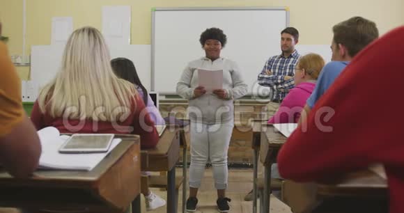 非洲裔美国高中女孩向一群青少年展示视频的预览图