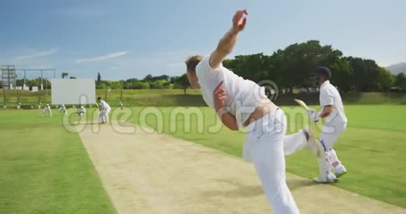 板球运动员投掷球后景视频的预览图