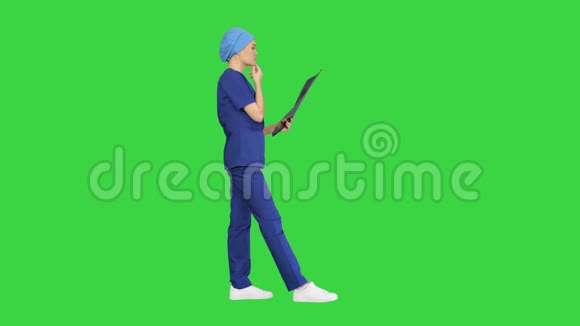 女神经外科医生在绿色屏幕上看MRI扫描Chroma键视频的预览图