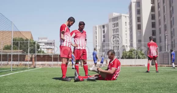有假肢的足球运动员与足球队视频的预览图