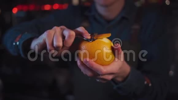 酒保为老式鸡尾酒剥制橙果视频的预览图
