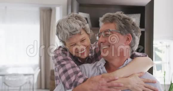 快乐的老两口拥抱在一起视频的预览图