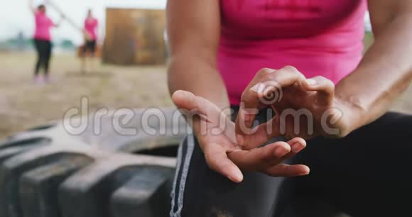 混合种族妇女在训练营锻炼后休息视频的预览图