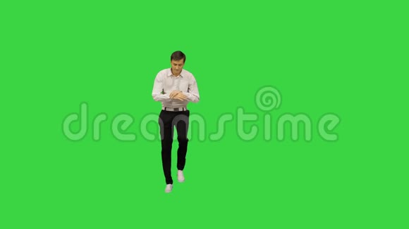 兴奋的上班族独自在绿色屏幕上跳舞Chroma键视频的预览图