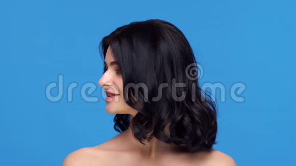 蓝底年轻漂亮的黑发女人的工作室肖像护肤健康化妆和化妆品视频的预览图