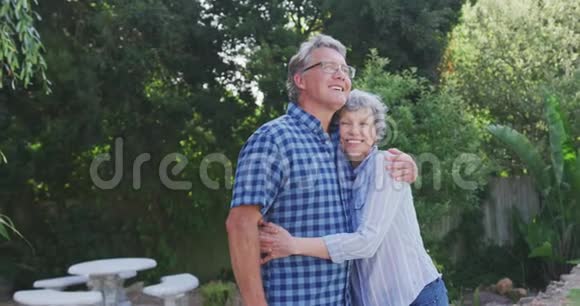 年长夫妇在花园里互相拥抱视频的预览图