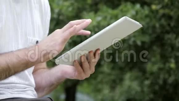 现代数字平板电脑上的人触摸屏视频的预览图