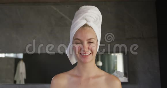 酒店淋浴后可看到白种人妇女的正面景色视频的预览图
