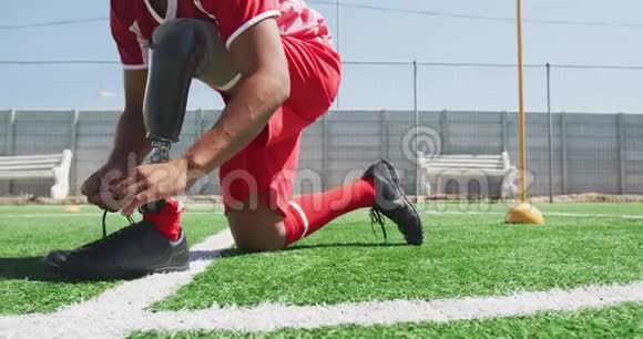 带假肢的足球运动员视频的预览图