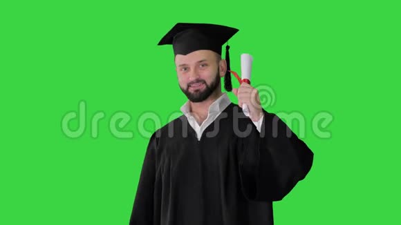 年轻的男性微笑毕业生显示拇指在绿色屏幕Chroma键视频的预览图