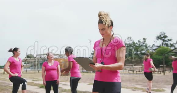 女教练站在新兵训练营视频的预览图