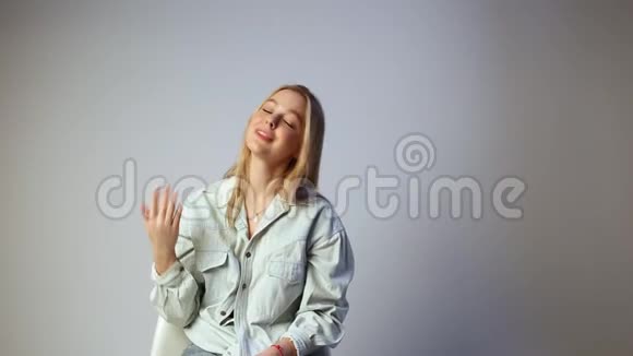 年轻快乐的白种人金发女人看着摄像机说话打手势视频的预览图