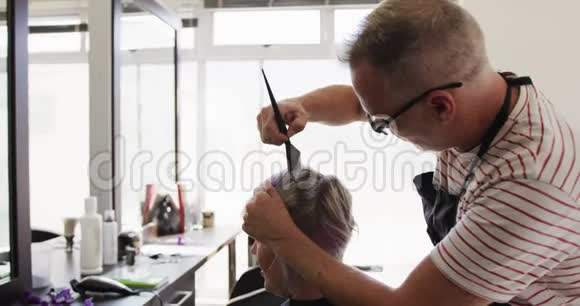 侧视妇女的发型是由理发师设计的视频的预览图