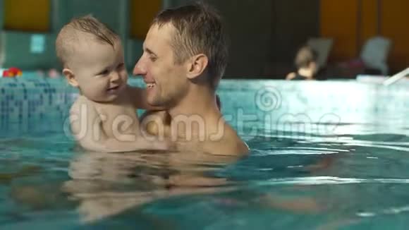 爸爸带着孩子在游泳池里视频的预览图