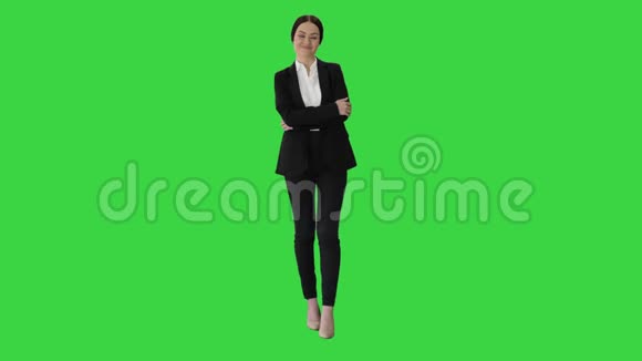 年轻自信的商务女性双手交叉在绿色屏幕上Chroma键视频的预览图