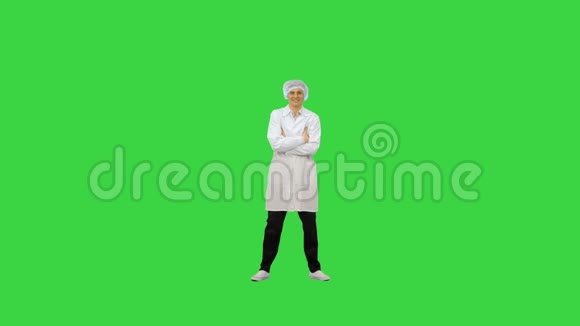穿着医用衣服的医生在绿色屏幕上跳舞Chroma键视频的预览图