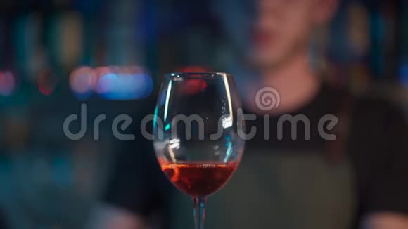 酒保混合鸡尾酒在夜总会视频的预览图