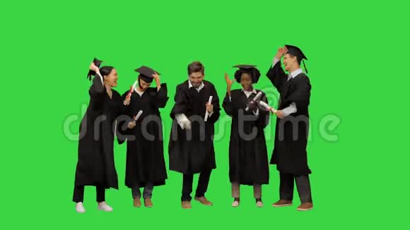 高中毕业生在绿色屏幕上扔帽子Chroma键视频的预览图