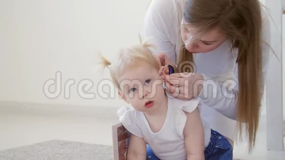 听力障碍的概念及其治疗可爱的带助听器的小女孩视频的预览图