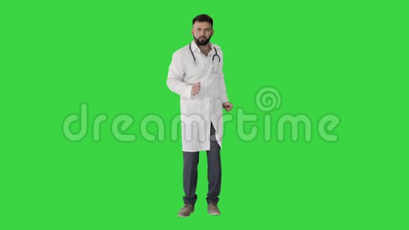舞蹈医生在绿色屏幕上做一些动作Chroma键视频的预览图