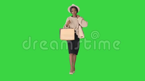 快乐的年轻非洲裔美国妇女与购物与绿色屏幕Chroma键视频的预览图
