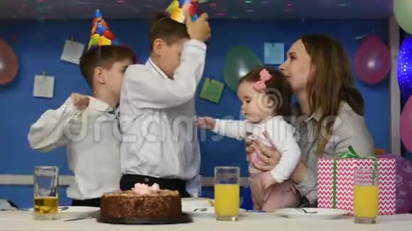两个兄弟祝妈妈生日快乐亲吻脸颊视频的预览图