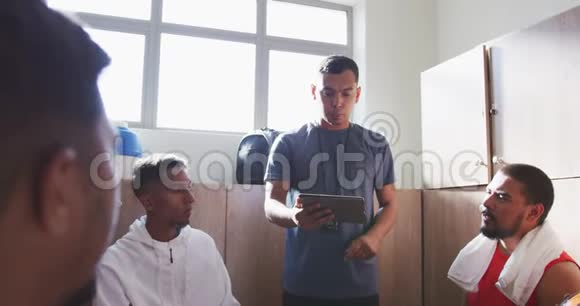 教练和更衣室里的足球队员交谈视频的预览图