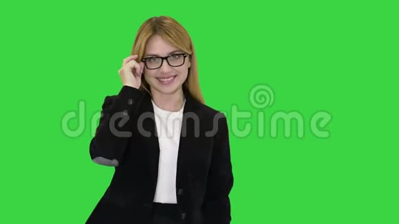 漂亮的老师戴着眼镜在绿色屏幕上与摄像机进行情感对话Chroma键视频的预览图