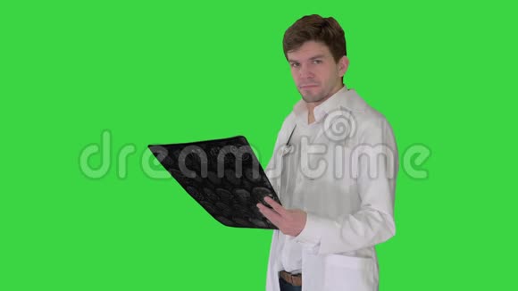 让男性医生看着X射线MRI图像看着相机我们在绿色屏幕上无能为力Chroma键视频的预览图