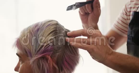 侧视妇女的发型是由理发师设计的视频的预览图