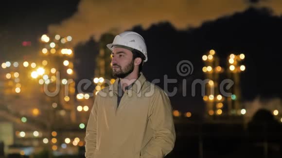 商人工程师站在石油工业工厂前把目光移开视频的预览图