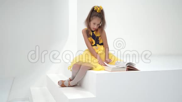 小女孩正在楼梯上看书视频的预览图