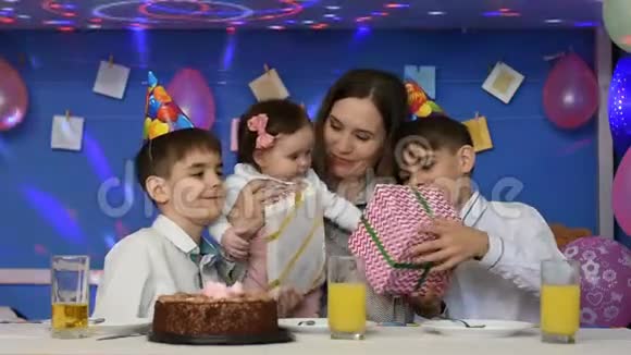 孩子们祝一岁的女孩生日快乐并送礼物视频的预览图