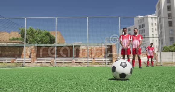 足球运动员在球场上比赛视频的预览图