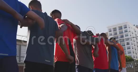足球运动员在球场上互相拥抱视频的预览图