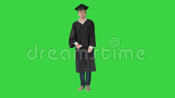 研究生持有文凭并与它的照片在绿色屏幕铬键视频的预览图
